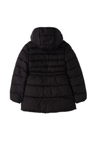 Abrigo tipo plumas negro con capucha, que presenta paneles cosidos para aislamiento y una textura de tela suave. Longitud estándar, sin cierres visibles.