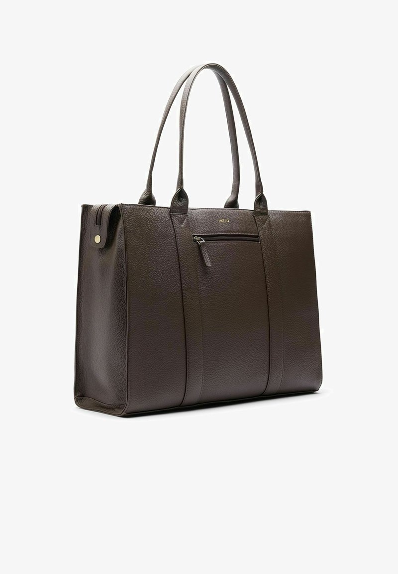 Sac fourre-tout en cuir marron foncé avec une finition texturée. Équipé de deux longues poignées, d'une poche zippée à l'avant et d'une forme rectangulaire élégante.