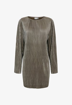 Metallicinė pilka ilgomis rankovėmis suknelė su klostuotu tekstūru, apvaliu iškirpimu, tiesiu siluetu ir subtiliu blizgesiu. Minkšta, lengva medžiaga.