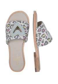 Sandali con stampa leopardata e tomaia grigia chiara, dettagli a forma di cuore e suola in legno. Presentano una soletta piatta e liscia.
