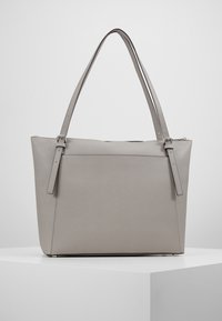 Grijze leren tote bag met twee lange handvatten, een gestructureerde vorm en een minimalistisch ontwerp. Beschikt over een gladde textuur en een veilige ritssluiting.