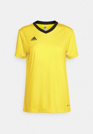 Geltona sportinė marškinėliai, pagaminti iš lygaus audinio, su juodu V formos apykakle ir trumpomis rankovėmis. Adidas logotipas pavaizduotas juoda spalva.
