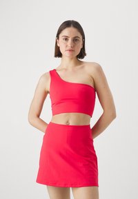 Girlfriend Collective BIANCA BRA ONE SHOULDER - Sujetadores deportivos con sujeción media - cherry