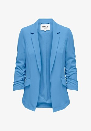 Blazer azul claro de mujer con mangas tres cuartos fruncidas, solapas con muesca y bolsillos con solapa, etiqueta de marca "ONLY" en el interior del cuello.