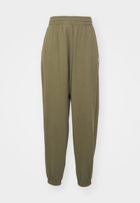 Olivově zelené tepláky s elastickým pasem a manžetami, které mají malé bílé logo na horní části stehna.