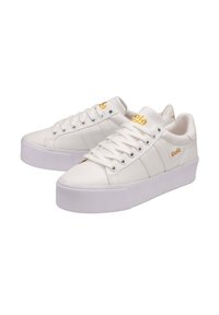 Vita kanvas sneakers med en kraftig vit sula, med sidostrecker och "Gola"-logotyp i orange. Snörningsdesign med rund tå och texturerad gummi.