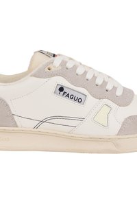 Sneaker basso bianco e beige con lacci bianchi, dettagli in suede e logo Faguo sul lato.