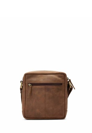Sac bandoulière en cuir marron avec poche zippée à l'avant, sangle réglable et ferrures en laiton sur fond blanc.