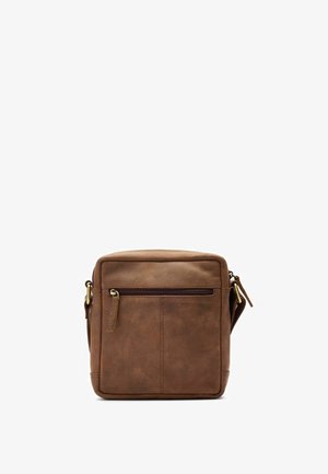 Bruine leren crossbodytas met voorvak met ritssluiting, verstelbare riem en messing hardware op witte achtergrond.