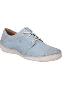 Chaussure en cuir bleu clair à lacets avec des coutures blanches et des œillets ronds. Elle présente une capuche avant texturée et une semelle en caoutchouc. Logo de la marque sur le côté.