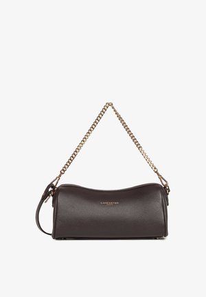 Sac à main en cuir marron foncé avec une bandoulière chaîne dorée et un petit logo de la marque centré sur le panneau avant.