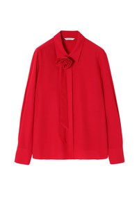 Blusa roja hecha de tela suave, con un cuello clásico, un detalle de rosa y mangas largas con puños abotonados.