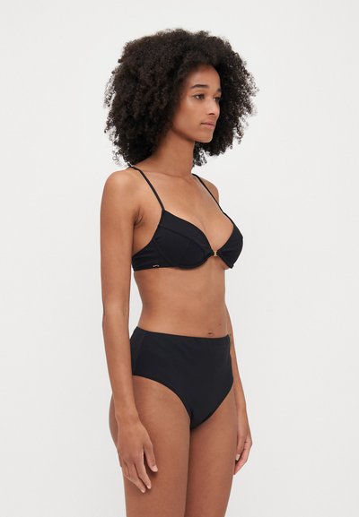 Set de bikini negru format dintr-un bralet cu aspect triangular, cu bretele ajustabile și un accent auriu, asortat cu chiloți de bikini cu talie înaltă.