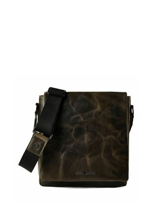 Dunkelbraune Leder-Messenger-Tasche mit breitem schwarzem verstellbarem Schultergurt und dezentem, geprägtem Markenlogo auf der Vorderklappe.