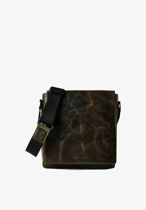 Dunkelbraune Leder-Messenger-Tasche mit breitem schwarzem verstellbarem Schultergurt und dezentem, geprägtem Markenlogo auf der Vorderklappe.