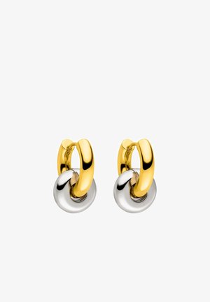Gold- und Silberringohrringe mit einem Doppelring-Design, das eine glatte Textur und eine polierte Oberfläche aufweist und kontrastierende metallische Farben zeigt.
