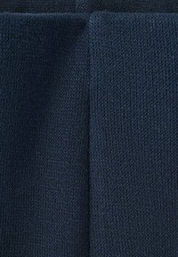 Țesătură tricotată într-un albastru marin profund, prezentând o textură fină cu un model consecvent. Material moale și flexibil, potrivit pentru confecționarea hainelor.