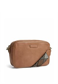 Läder crossbody-väska i tan med rektangulär form, som har ett mönstrat svart och vitt band samt en liten präglad logotypdetalj.