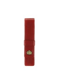 Rood lederen pennenzak met een gladde textuur, voorzien van een gouden embleem aan de voorkant en een veilige klepsluiting. Compacte en rechthoekige vorm.