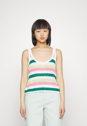 Top de croché com bordas recortadas, apresentando riscas horizontais em verde, rosa, branco e amarelo num padrão de diamante. Tecido leve.