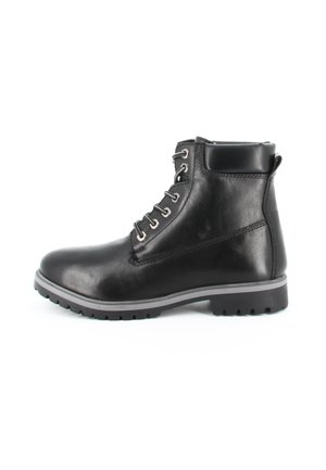 Bottine noire en cuir avec col rembourré, oeillets métalliques, lacets gris et semelle épaisse en caoutchouc à crampons, vue de profil.