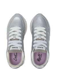 Un paio di sneakers argento con lacci bianchi, etichettate "Sinistra" e "Destra" all'interno, con solette rosa, viste dall'alto.