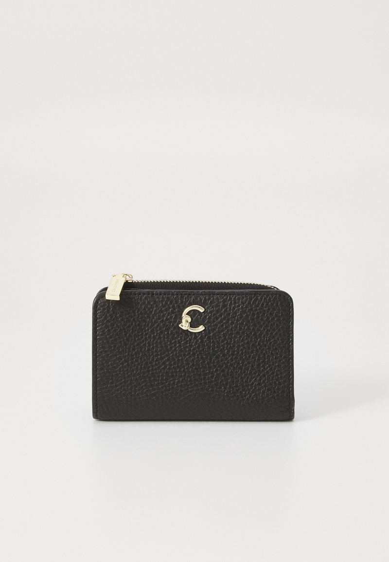 Portafoglio in pelle nera con finitura texture, dotato di un accento in logo dorato e chiusura con zip. Forma rettangolare compatta, design minimalista.