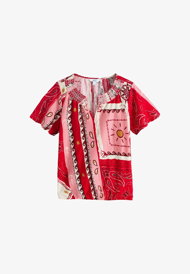 Damesblouse met korte mouwen in patchworkdesign met rood, roze en crèmekleuren, met motieven van zon, paisley en anker, en een geplooide ronde halslijn.