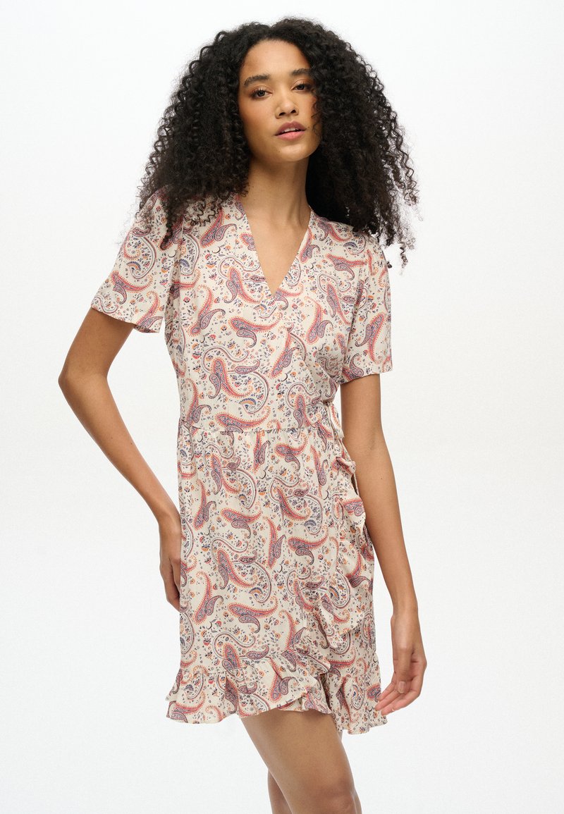 Vestido de estampado de paisley floral en tejido ligero, con mangas cortas, escote en V, cintura ajustada y dobladillo con volantes. Los colores incluyen durazno, azul y crema.