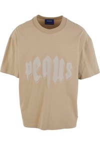 Beige pamut póló rövid ujjakkal, az elején feltűnő fehér stilizált "pequs" felirattal. Kerek nyak, laza fazon.