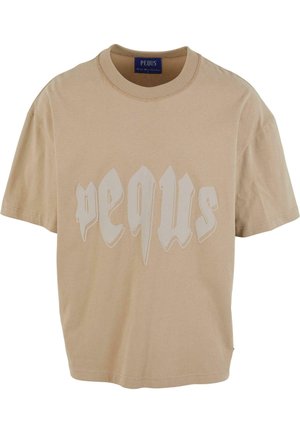 Beige pamut póló rövid ujjakkal, az elején feltűnő fehér stilizált "pequs" felirattal. Kerek nyak, laza fazon.