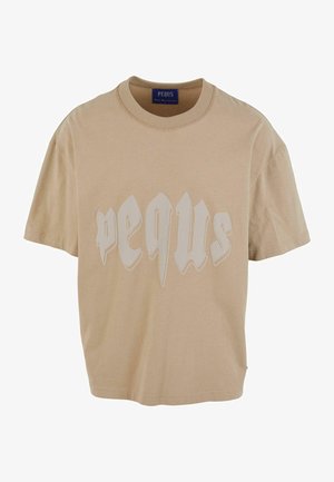 T-shirt in cotone beige con maniche corte, caratterizzato da un testo stilizzato bianco "pequs" in evidenza sul fronte. Collo rotondo, vestibilità rilassata.