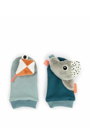 Børnevotter med blåt struktureret stof med et gråt dyreansigt samt et grønt-blåt glat stof med orange og hvidt geometrisk plysmønster.