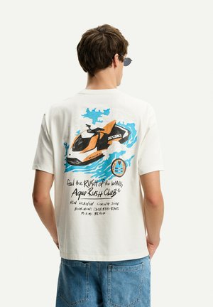 Witte t-shirt met korte mouwen, voorzien van een kleurrafische afbeelding van een jetski op golven, tekst en logo van Aqua Rush Club. Casual fit, gemaakt van katoen.