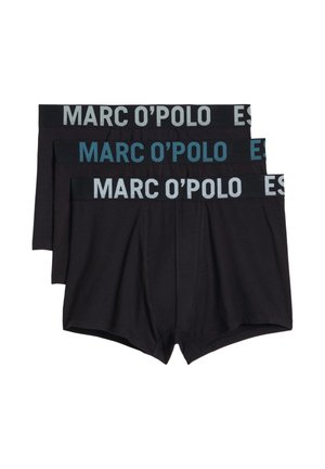 Trzy pary czarnych bokserek z elastycznymi pasami w talii z logo "MARC O'POLO" w różnych kolorach, ułożone na białym tle.