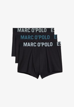 Drei schwarze Boxershorts mit elastischen Taillenbändern in verschiedenen Farben, die "MARC O'POLO" gebrandet sind, gestapelt auf weißem Hintergrund.