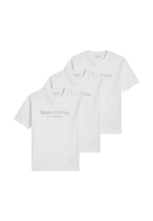 Tre magliette bianche a maniche corte con scollo rotondo e la scritta "Marc O'Polo EST. IN STOCKHOLM" stampata in grigio sul davanti.