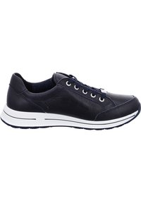 Sneaker in pelle blu con suola bianca, caratterizzata da punta tonda, chiusura con lacci e dettagli di cucitura a contrasto lungo la tomaia e la suola.