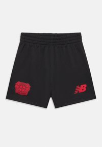 Shorts de sport noirs avec une taille élastique. Présente le logo rouge du Bayer Leverkusen et le logo rouge de New Balance sur les côtés inférieurs. Texture lisse.