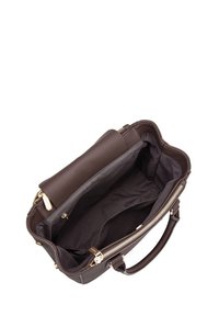 Borsa a tracolla in pelle marrone con chiusura a zip, esterno testurizzato e interno foderato in tessuto nero. Presenta un manico singolo e dettagli in oro.