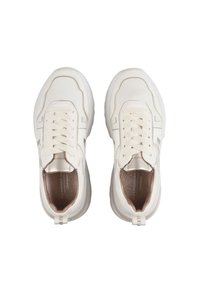 Witte sneakers met een glad leren bovenwerk, vetersluiting, gevoerde tong en contrasterende interieuraccenten. Dikke zool en geen zichtbare branding.