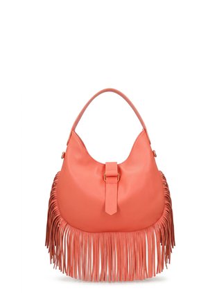 Sac à bandoulière en cuir corail avec une longue frange le long du bord inférieur et une sangle avec une fermeture à boucle dorée au centre.