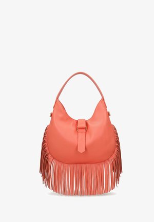 Sac à bandoulière en cuir corail avec une longue frange le long du bord inférieur et une sangle avec une fermeture à boucle dorée au centre.