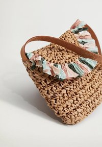 Borsa in paglia intrecciata con superficie testurizzata, dotata di una tracolla in pelle e dettagli frangiati nei colori pastello rosa, verde e blu.