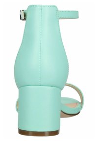 Aqua sztuczna skórzana sandał z blokowym obcasem, regulowanym paskiem na kostkę, gładką teksturą i zaokrąglonym tyłem.