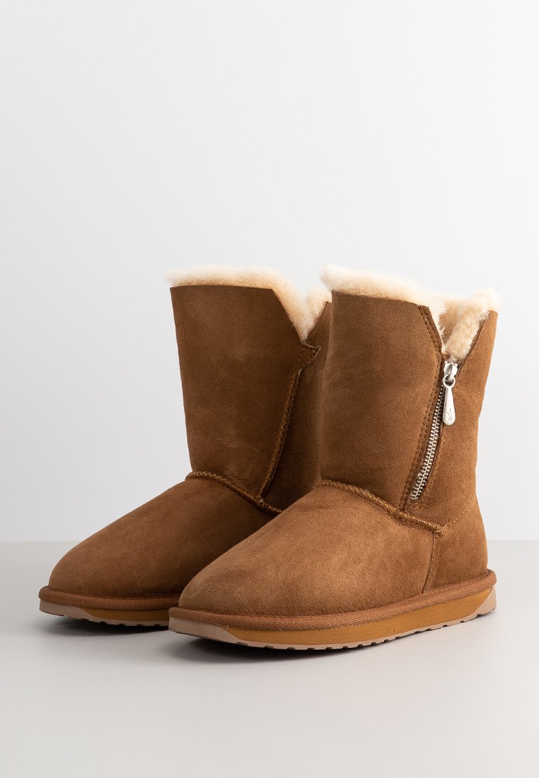 Braune Wildleder-Stiefeletten mit einem weichen, flauschigen Futter, seitlichem Reißverschluss und einer flexiblen Gummisohle.