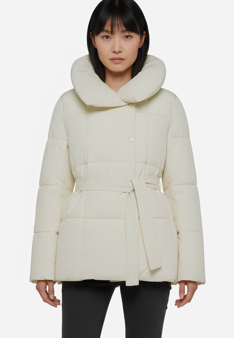 Giubbotto imbottito di colore crema con un ampio colletto arrotondato, vita cintata e maniche lunghe e larghe. Presenta una superficie liscia e trapuntata.