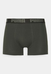 Boxer shorts verde oscuro hechos de tela elástica. Presentan una cinturilla negra con el logo "PUMA" y un diseño de bolsa en la parte delantera.