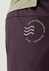 Born Living Yoga Sportiniai šortai - rojo oscuro