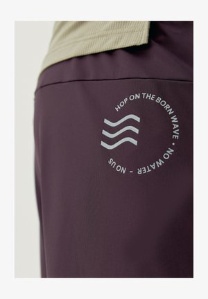 Born Living Yoga Športové šortky - rojo oscuro